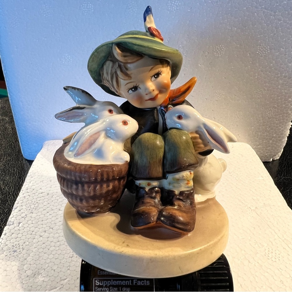 TMK-3 “Playmates” Hummel #58/0 is 4”tall and in excellent condition !